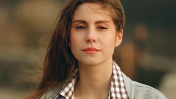 Porträt Einer Lächelnden Frau Die Draußen Steht Ein Kokettiertes Mädchen — Stockvideo
