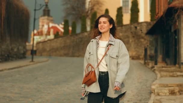 Retrato Aire Libre Alegre Joven Caucásica Bonita Mujer Caminando Calle — Vídeo de stock