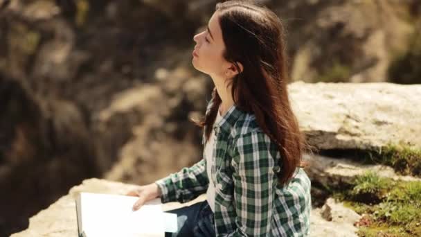 Uma Rapariga Cabelos Compridos Livro Sol Uma Jovem Mulher Bíblia — Vídeo de Stock