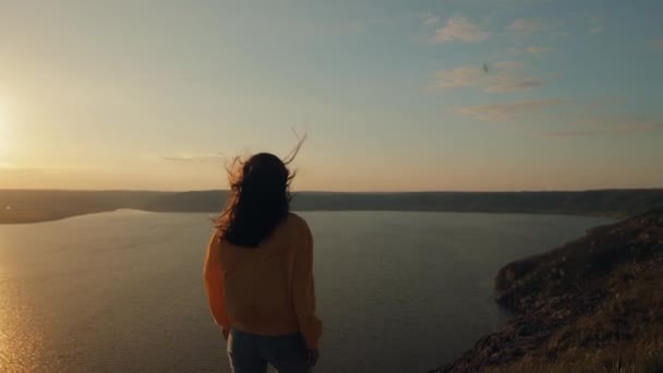 Una Mujer Joven Suéter Amarillo Camina Hasta Borde Acantilado Sobre — Vídeo de stock