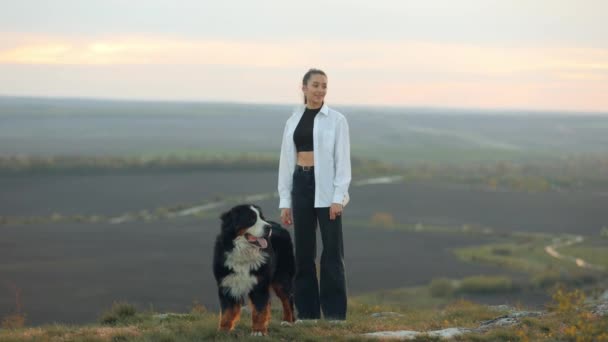 Бернский Горный Дог Bernese Mountain Dog Молодая Женщина Стоит Собакой — стоковое видео