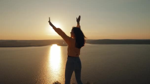 Turystyka Kobieta Podekscytowana Wypoczynkiem Wakacjami Przygodami Podróże Wolność Szczęśliwa Dziewczyna — Wideo stockowe