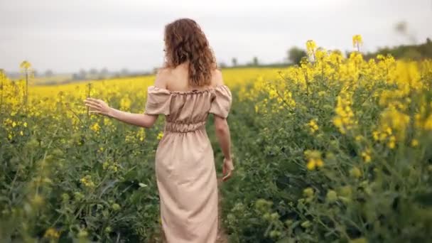 Медленное Движение Молодая Женщина Платье Идет Цветущему Рапсовому Полю Касается — стоковое видео