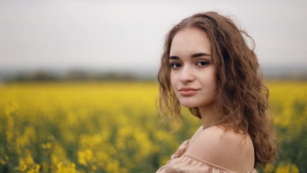 Porträtt Vacker Flicka Med Lockigt Hår Ett Blommande Gult Fält — Stockvideo