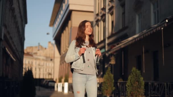 Νεαρή Ελκυστική Γυναίκα Τουρίστρια Περιπλανιέται Στο Δρόμο Της Παλιάς Πόλης — Αρχείο Βίντεο