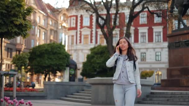 Leende Ung Kvinna Talar Telefon Medan Går Avslappnad Miljö Vacker — Stockvideo