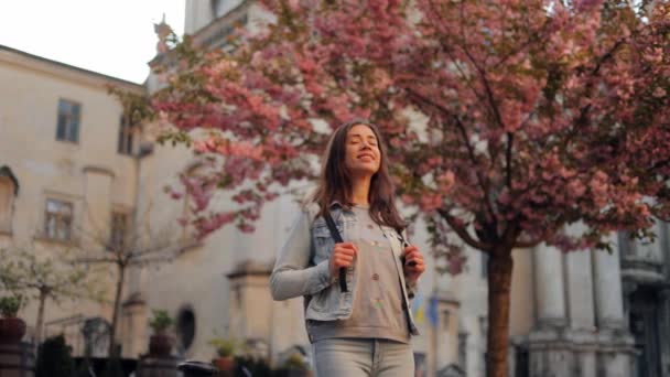 Νεαρή Όμορφη Γυναίκα Απολαμβάνοντας Δέντρο Sakura Στην Πόλη Lviv Ενώ — Αρχείο Βίντεο