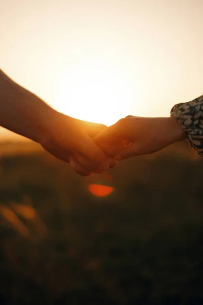 Νεαρός Άντρας Και Γυναίκα Κρατιούνται Χέρι Χέρι Στο Ύπαιθρο Ηλιοβασίλεμα — Φωτογραφία Αρχείου
