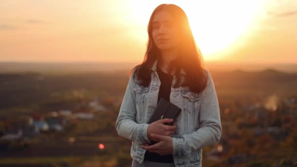 Retrato Una Joven Mujer Sosteniendo Biblia Las Manos Mirando Cámara — Vídeos de Stock