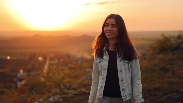 Tânăra Femeie Atractivă Părul Lung Distrează Plimbându Iarbă Proaspătă Natură — Videoclip de stoc