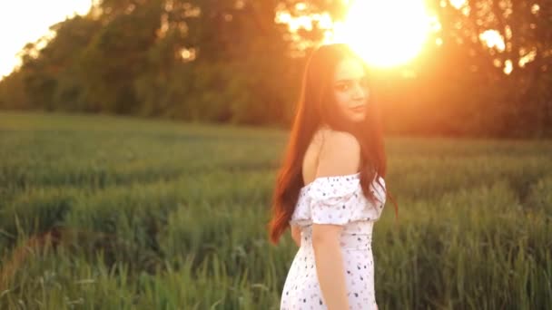 Красивая Украинская Молодая Женщина Идет Одна Зеленому Пшеничному Полю Девушка — стоковое видео