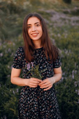 Samimi bir gülümsemeyle kadın portresi, yakalaması mutluluk, dişlek bir gülümsemeyle kameraya bakmak, sağlık ve güzellik saçı günbatımı konsepti