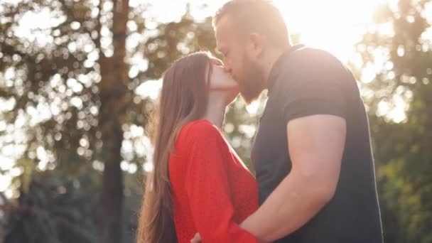 Romantikus Fiatal Hipszter Pár Szerelem Idő Gyönyörű Napfény Fáklya Szerelem — Stock videók