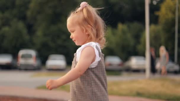 Счастливая Девочка Играет Потоком Воды Бегущей Воде Ребенок Играет Возле — стоковое видео