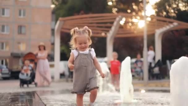 Gelukkig Meisje Speelt Met Stroom Water Stromend Het Water Een — Stockvideo