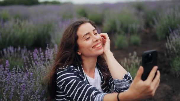 Junge Freiberuflerin Mädchen Brünett Studentin Sitzt Auf Lavendelfeld Mit Handy — Stockvideo