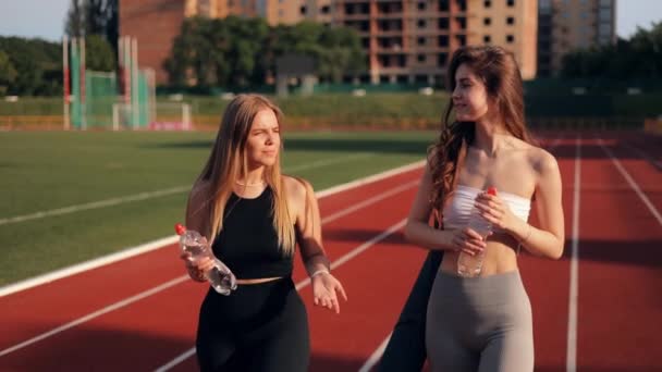 Спорт Дружба Відкритий Портрет Двох Позитивних Привабливих Жінок Ходять Додому — стокове відео