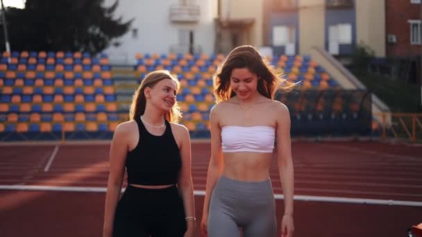Dwie Dziewczyny Najlepsze Przyjaciółki Przyszły Stadion Jogging Lub Fitness Radośnie — Wideo stockowe