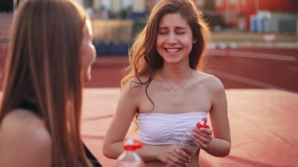Dwie Młode Atrakcyjne Kobiety Pijące Wodę Butelek Treningu Stadionie Przyjaciółki — Wideo stockowe