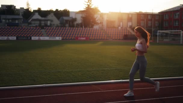 Слим Юная Спортсменка Бежит Прыжками Высоту Городском Стадионе — стоковое видео