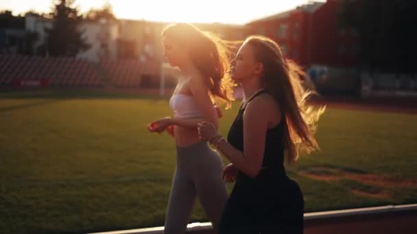 Namoradas Fitness Estádio Cidade Executando Mulheres Treino Juntos Para Saúde — Vídeo de Stock