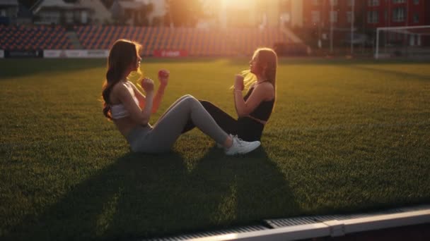 Zwei Athletische Frauen Machen Bauchmuskelübungen Und Pumpen Bauchmuskeln Auf Dem — Stockvideo