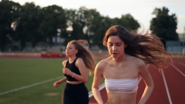 Barátnők Csapattársak Sportruházatban Motiválják Támogatják Egymást Miközben Futnak Sportpályán Két — Stock videók