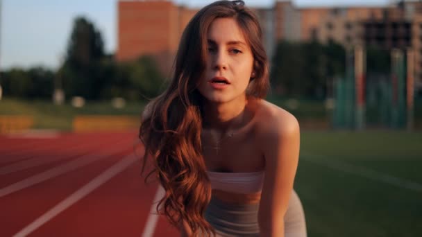 Genç Atletik Kız Stadyumda Koştuktan Sonra Soluklanıyor Aktif Yaşam Tarzı — Stok video
