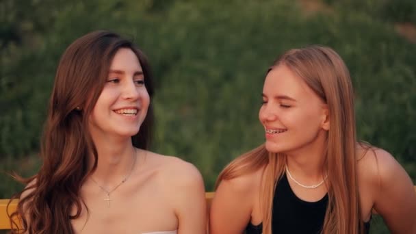 Két Fiatal Lány Beszél Sport Edzés Után Egy Beszélgetés Két — Stock videók