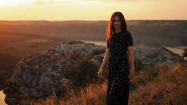 穿着长裙的优雅的年轻女子在山顶上散步 微笑着欣赏大自然的美丽 放暑假旅行 — 图库视频影像