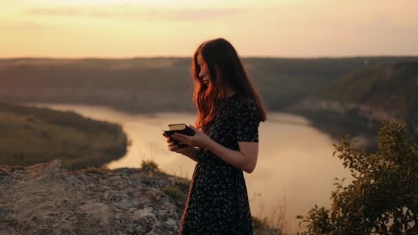 Młoda Kobieta Czyta Książkę Zachodzie Słońca Dziewczyna Czyta Biblię Świeżym — Wideo stockowe