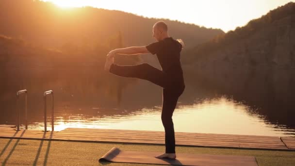 Pemuda Bahagia Melakukan Yoga Luar Ruangan Pagi Hari Meditasi Gaya — Stok Video