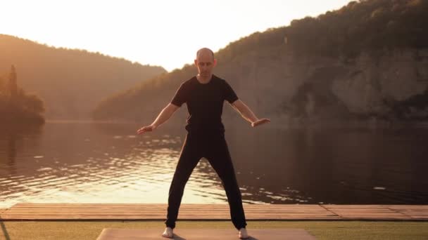 Ung Attraktiv Tusenårig Man Utövar Yoga Poserar Stranden Självsäker Yogi — Stockvideo