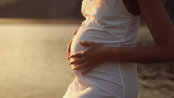 Gravid Kvinna Smekte Magen När Hon Stod Pir Vid Floden — Stockvideo
