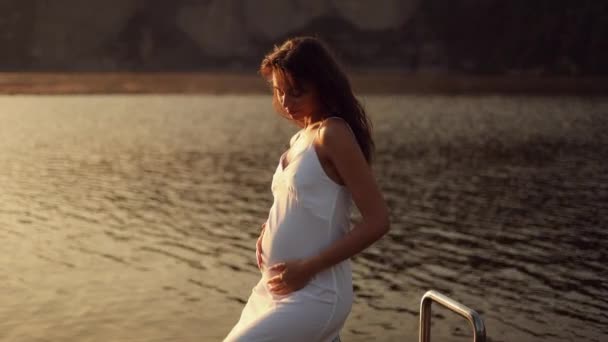 Gravid Kvinna Smekte Magen När Hon Stod Pir Vid Floden — Stockvideo