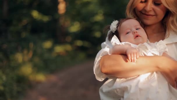 Мати Тримає Новонароджену Дитину Руках Молода Мама Тримає Пестить Свою — стокове відео