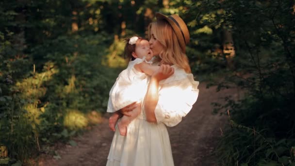 Молодая Улыбающаяся Мать Держит Целует Свою Маленькую Новорожденную Дочку Время — стоковое видео