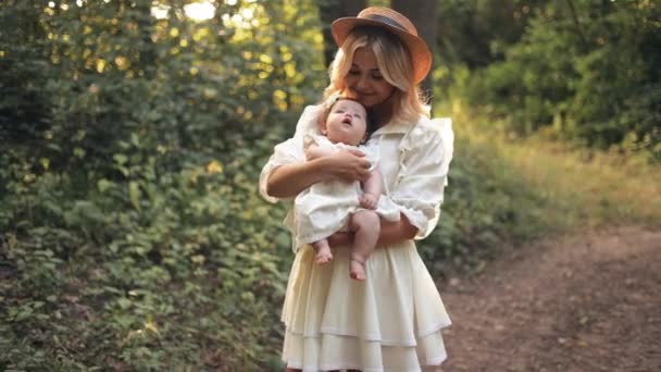 妈妈和她的新生儿快乐的妈妈抱着她的新生女婴亲吻和拥抱 产妇概念 为人父母 美丽快乐的家庭收养 慢动作4K Uhd视频 — 图库视频影像