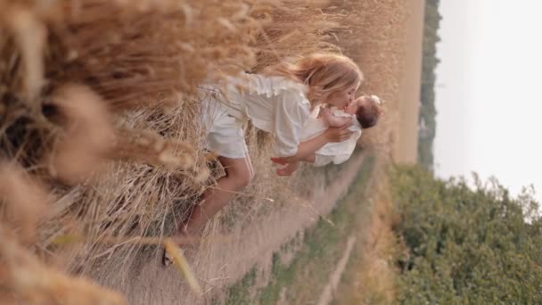 Новонароджена Дитина Лежить Колінах Своєї Матері Відкритому Повітрі Літньому Пшеничному — стокове відео