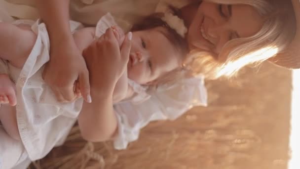 Güzel Bir Gün Batımına Karşı Kucağında Sevimli Küçük Bir Kızı — Stok video