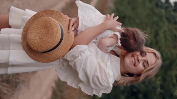 Genç Güzel Bir Anne Gün Batımında Bebeğini Kucağına Alır Kızını — Stok video