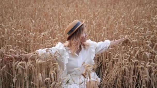 Altın Çavdar Tarlasında Mutluluk Özgürlük Buğday Tarlasında Oturan Genç Güzel — Stok video