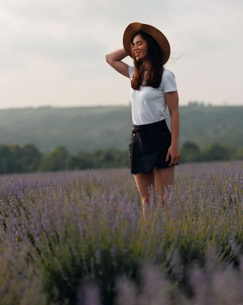 Vacker Ung Kvinna Njuter Naturen Och Doften Blommor Lavendel Fält — Stockfoto