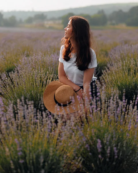 Vacker Ung Kvinna Njuter Naturen Och Doften Blommor Ett Lavendelfält — Stockfoto