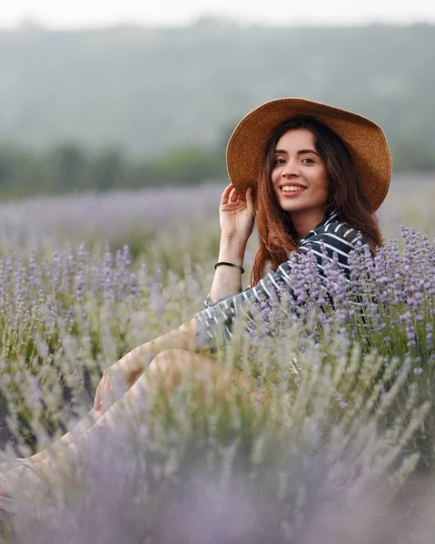 Vacker Ung Kvinna Sitter Ett Lavendelfält Naturen Och Ler Ljuvligt — Stockfoto