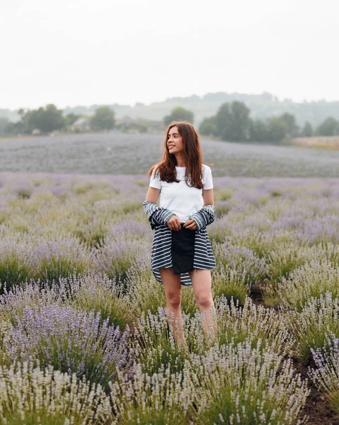 Vacker Ung Kvinna Njuter Naturen Och Doften Blommor Ett Lavendelfält — Stockfoto