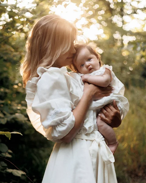 Retrato Una Madre Feliz Cariñosa Abrazando Pequeña Hija Parque Soleado —  Fotos de Stock
