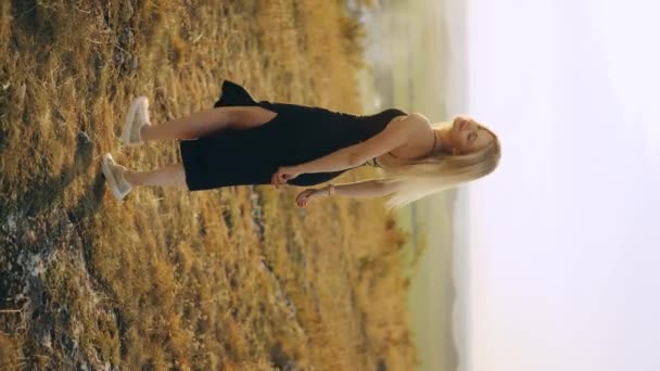 Schöne Schlanke Junge Frau Einem Schwarzen Kleid Geht Spazieren Und — Stockvideo