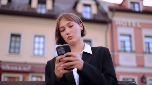 Ernsthafte Kaukasische Junge Elegante Geschäftsfrau Die Social Media Anwendung Auf — Stockvideo