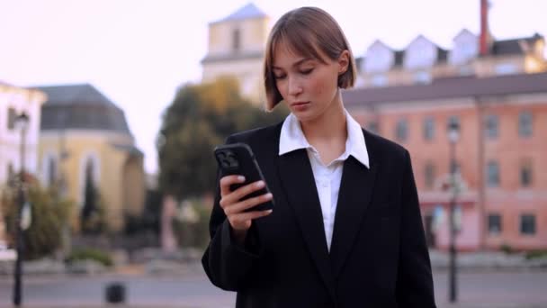 Zamknij Odnoszącą Sukcesy Bizneswoman Korzystającą Telefonu Ulicy Poważna Bizneswoman Chodząca — Wideo stockowe